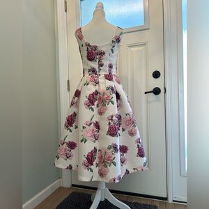 Satiny pink floral dress | Size 4 | Below the knee and short sleeve